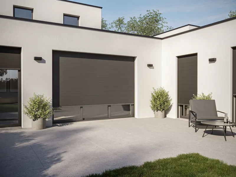 Screens extérieurs gris anthracite déployés sur les baies vitrées d’une maison contemporaine