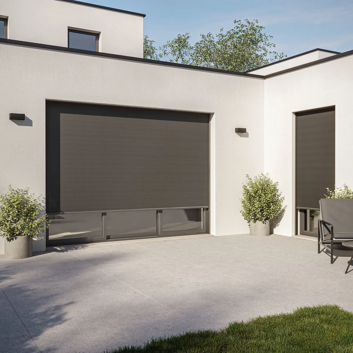 Screens extérieurs gris anthracite déployés sur les baies vitrées d’une maison contemporaine