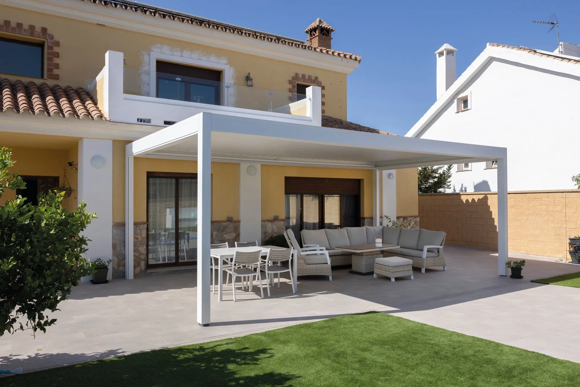 Détail des lames orientables en aluminium d’une pergola bioclimatique