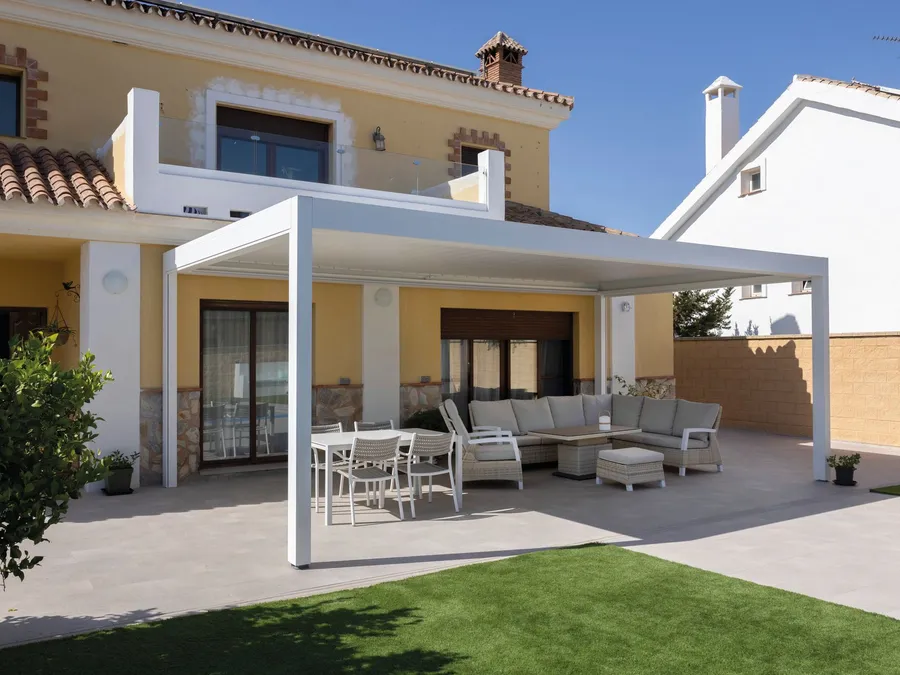 Pergola bioclimatique en aluminium à lames orientables au-dessus d’une terrasse