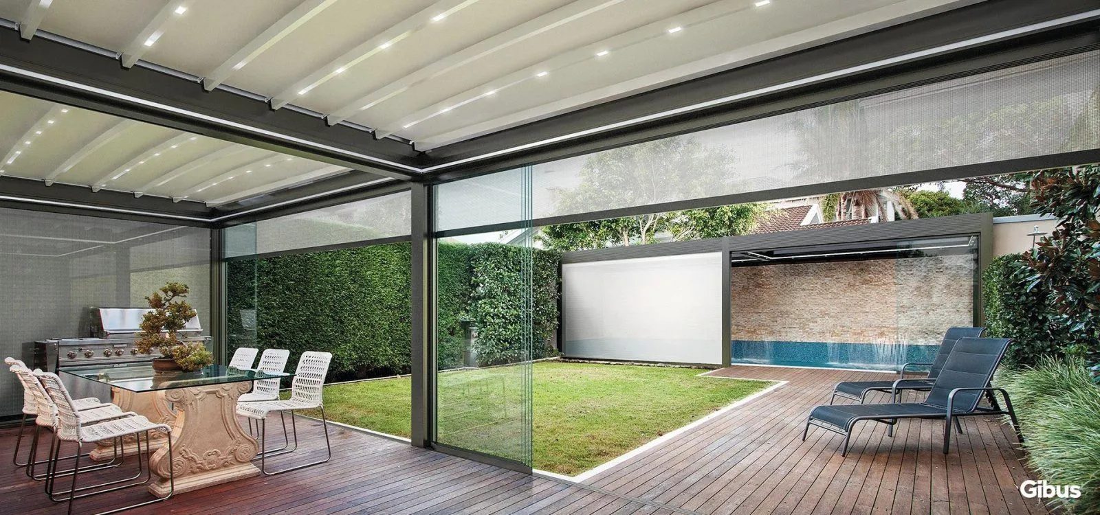 Pergola en aluminium à lames orientables installée contre la façade d’une maison