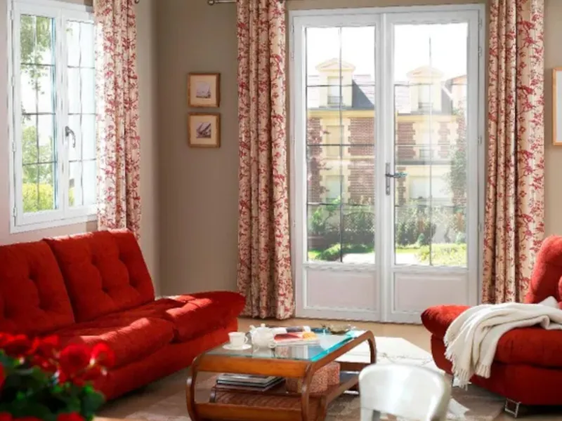 Fenêtres à double vitrage posées sur la façade d’une maison rénovée