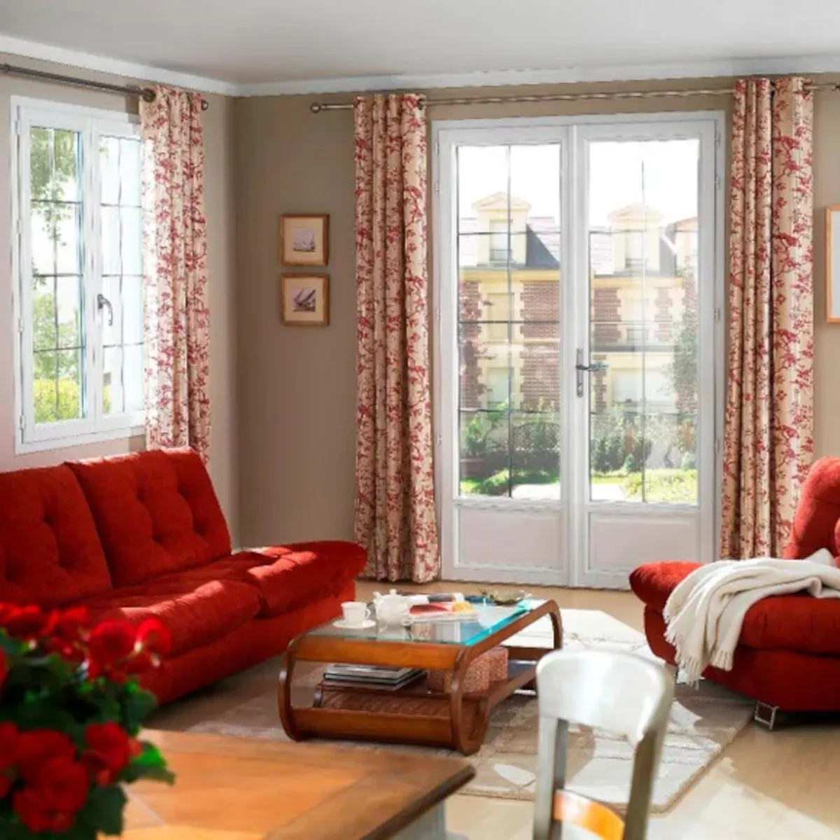 Fenêtre et porte-fenêtre PVC blanches à petits carreaux dans un salon classique