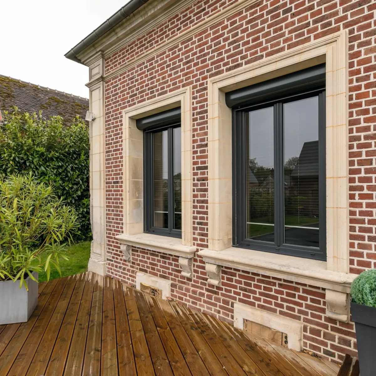 Volet roulant aluminium à coffre extérieur installé sur une fenêtre de maison